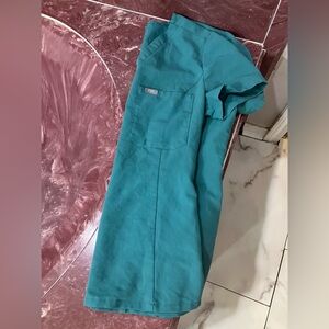 Figs Catarina Slim Fit One Pocket Top size XS in Cactus